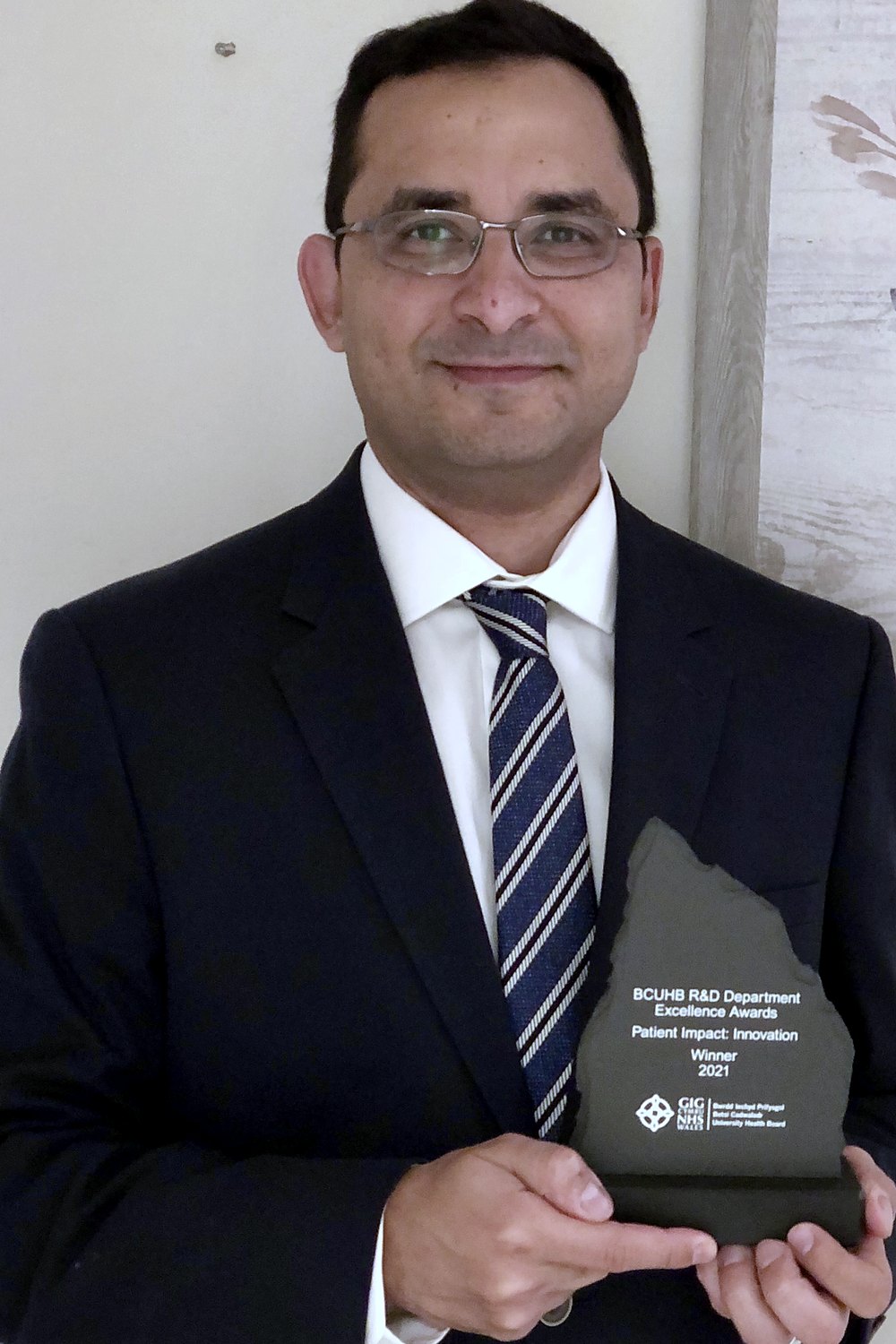 Mr Yehia Abdallah holding the Patient Impact: Innovation award